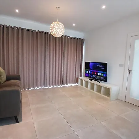 Newly Refurbed 2bd Wraparound Balcony 5km To