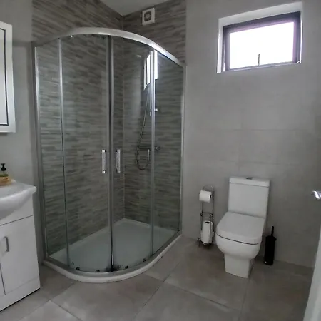 Newly Refurbed 2bd Wraparound Balcony 5km To